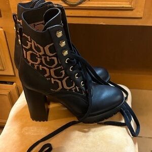 Nwot Guess Black and Brown Lace-Up Boots